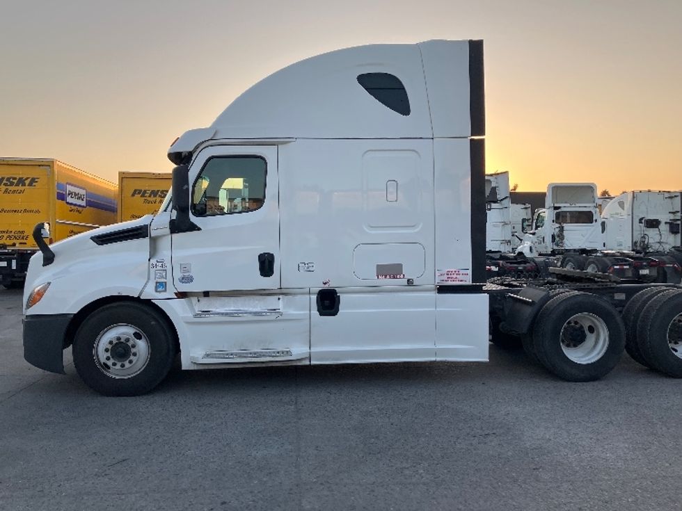 Sleeper Tractor-Heavy Duty Tractors-Freightliner-2020-T12664ST-Fontana-CA-840,005\n\t\tmiles-$ 40,500 - Image 4