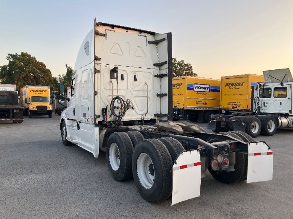 Sleeper Tractor-Heavy Duty Tractors-Freightliner-2020-T12664ST-Fontana-CA-840,005\n\t\tmiles-$ 40,500 - Image 5