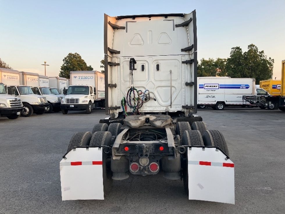 Sleeper Tractor-Heavy Duty Tractors-Freightliner-2020-T12664ST-Fontana-CA-840,005\n\t\tmiles-$ 40,500 - Image 6