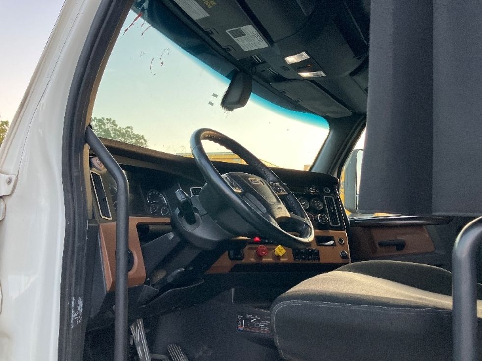 Sleeper Tractor-Heavy Duty Tractors-Freightliner-2020-T12664ST-Fontana-CA-840,005\n\t\tmiles-$ 40,500 - Image 9