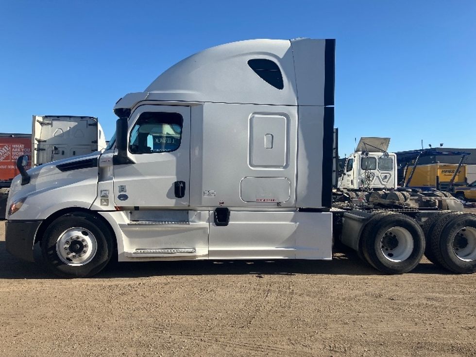 Sleeper Tractor-Heavy Duty Tractors-Freightliner-2020-T12664ST-Fontana-CA-847,300\n\t\tmiles-$ 40,000 - Image 1
