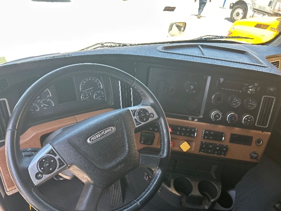Sleeper Tractor-Heavy Duty Tractors-Freightliner-2020-T12664ST-Fontana-CA-847,300\n\t\tmiles-$ 40,000 - Image 11
