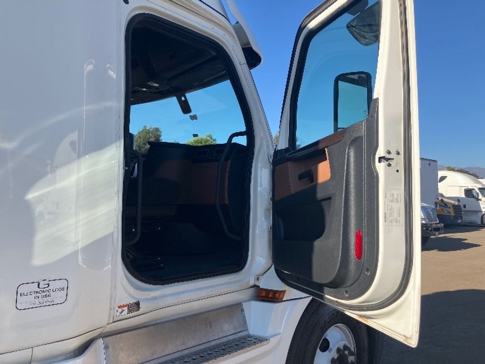 Sleeper Tractor-Heavy Duty Tractors-Freightliner-2020-T12664ST-Fontana-CA-847,300\n\t\tmiles-$ 40,000 - Image 13