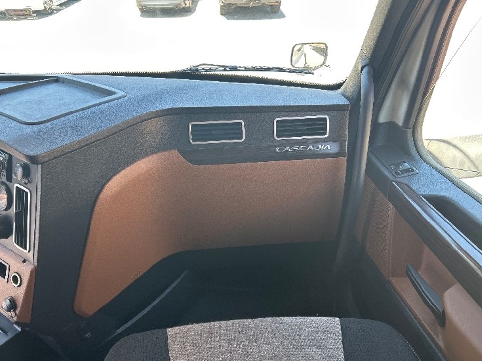 Sleeper Tractor-Heavy Duty Tractors-Freightliner-2020-T12664ST-Fontana-CA-847,300\n\t\tmiles-$ 40,000 - Image 14