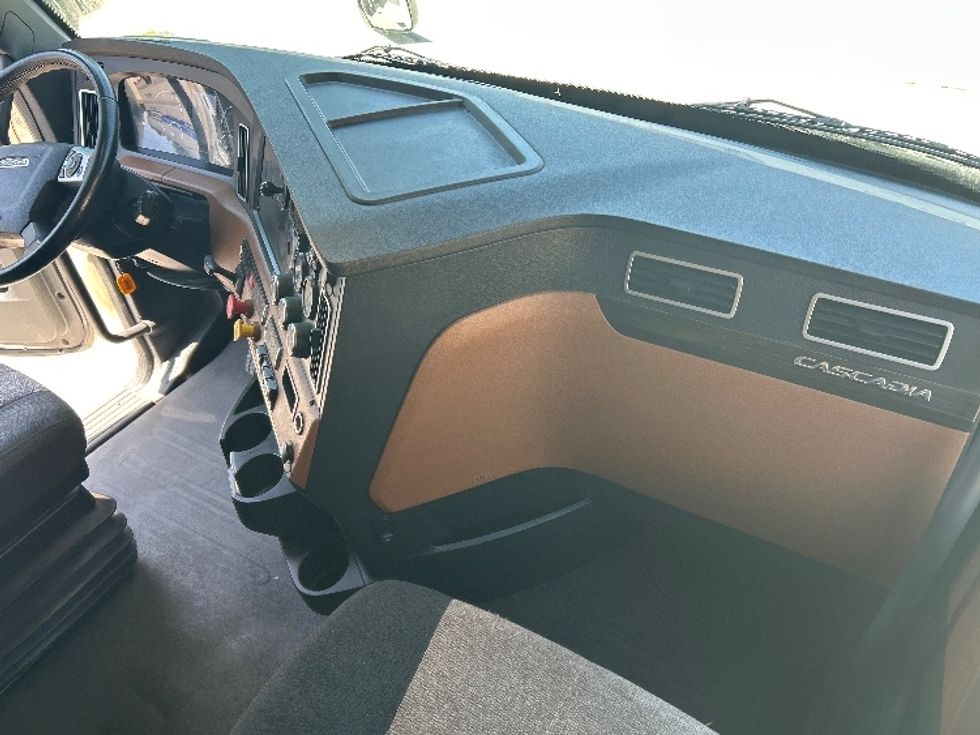 Sleeper Tractor-Heavy Duty Tractors-Freightliner-2020-T12664ST-Fontana-CA-847,300\n\t\tmiles-$ 40,000 - Image 15