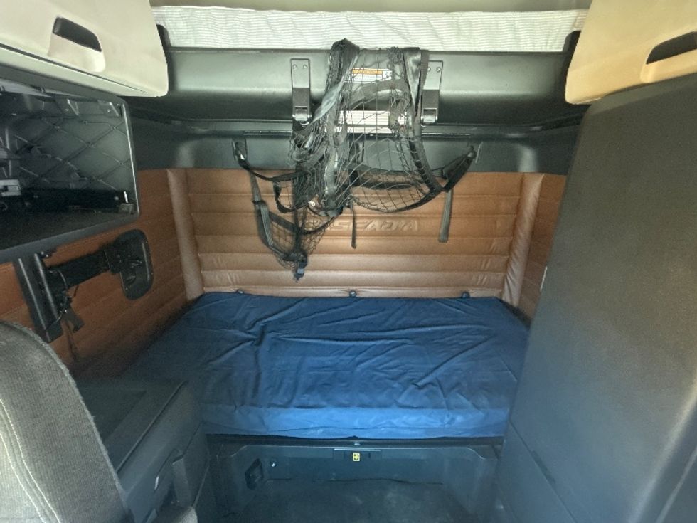 Sleeper Tractor-Heavy Duty Tractors-Freightliner-2020-T12664ST-Fontana-CA-847,300\n\t\tmiles-$ 40,000 - Image 16