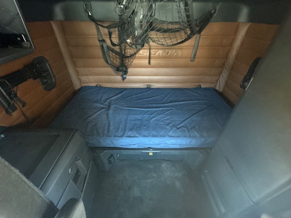 Sleeper Tractor-Heavy Duty Tractors-Freightliner-2020-T12664ST-Fontana-CA-847,300\n\t\tmiles-$ 40,000 - Image 17