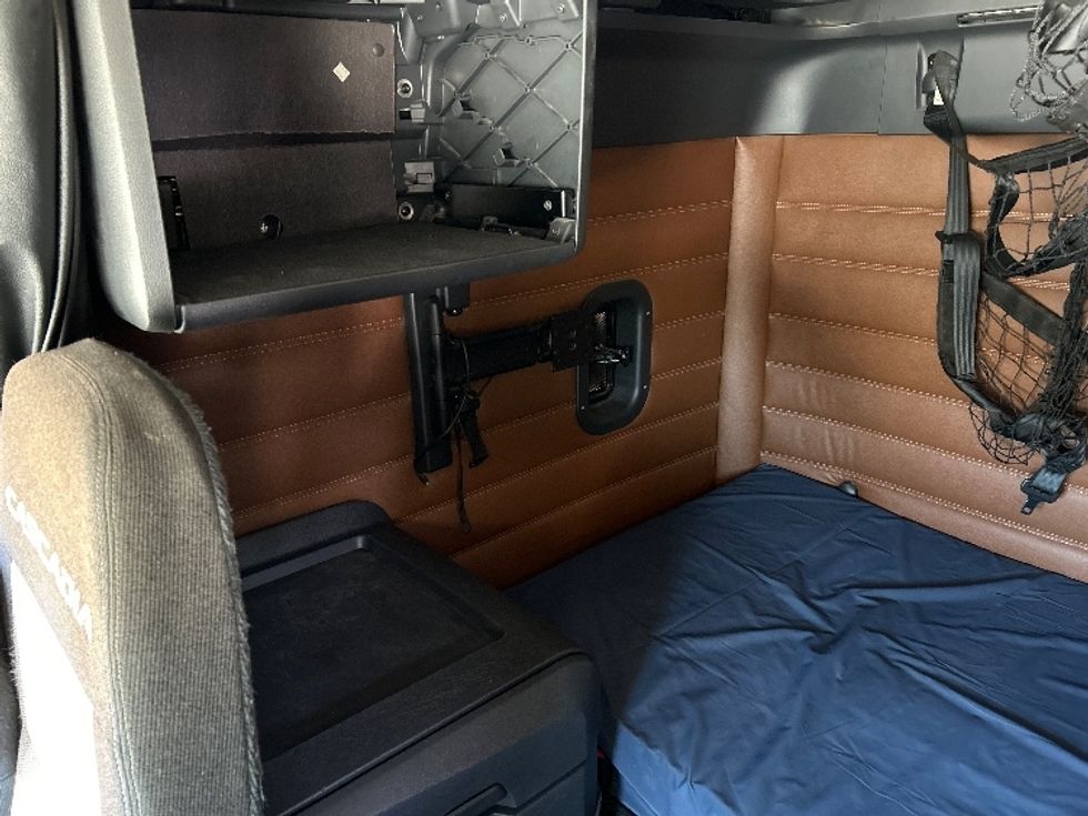 Sleeper Tractor-Heavy Duty Tractors-Freightliner-2020-T12664ST-Fontana-CA-847,300\n\t\tmiles-$ 40,000 - Image 19