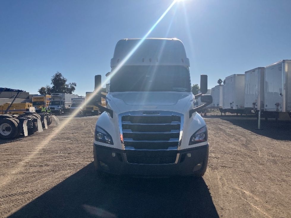 Sleeper Tractor-Heavy Duty Tractors-Freightliner-2020-T12664ST-Fontana-CA-847,300\n\t\tmiles-$ 40,000 - Image 2