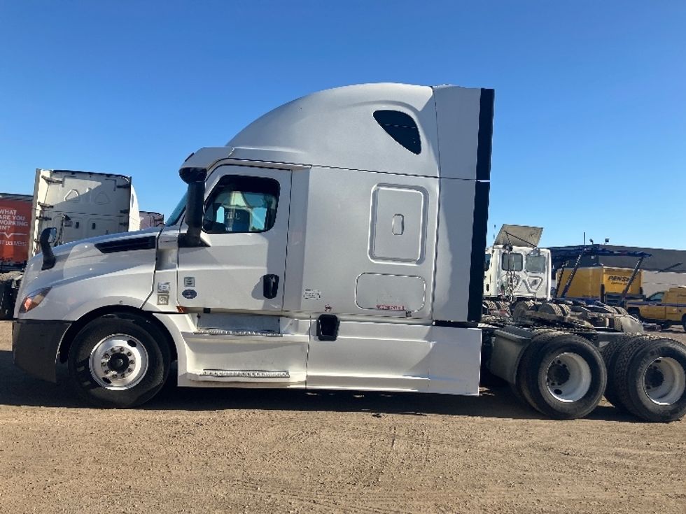 Sleeper Tractor-Heavy Duty Tractors-Freightliner-2020-T12664ST-Fontana-CA-847,300\n\t\tmiles-$ 40,000 - Image 4