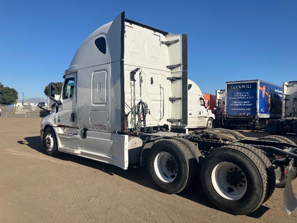 Sleeper Tractor-Heavy Duty Tractors-Freightliner-2020-T12664ST-Fontana-CA-847,300\n\t\tmiles-$ 40,000 - Image 5