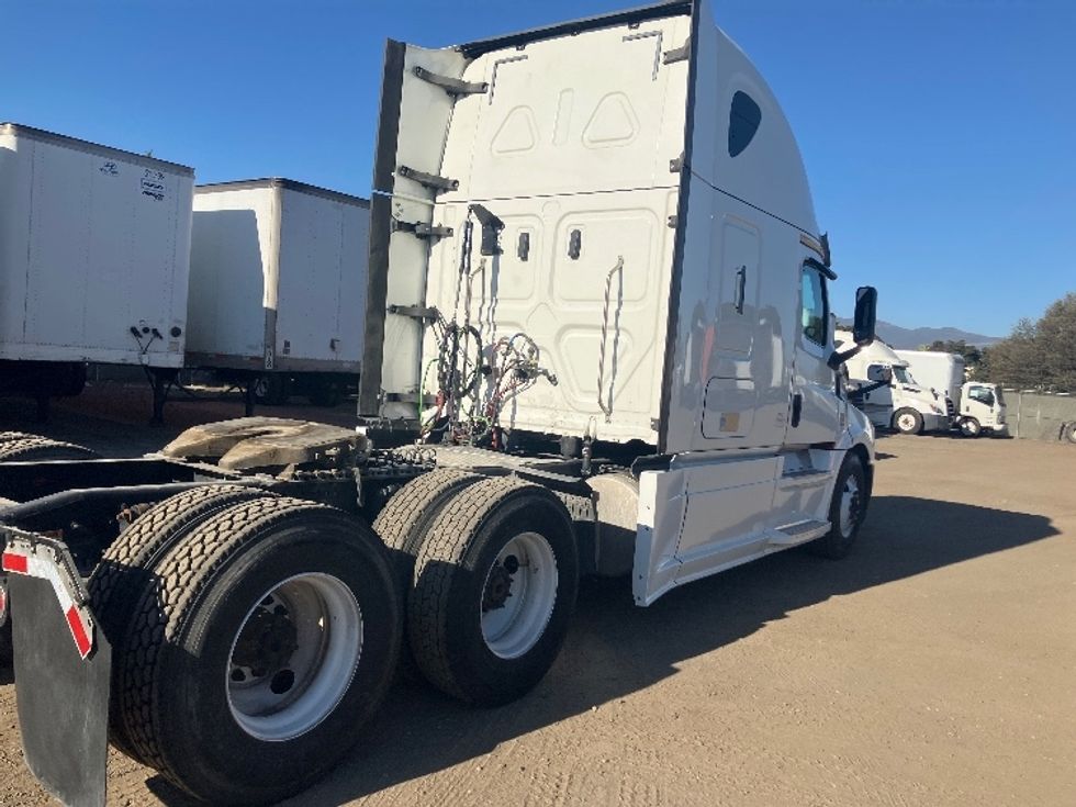 Sleeper Tractor-Heavy Duty Tractors-Freightliner-2020-T12664ST-Fontana-CA-847,300\n\t\tmiles-$ 40,000 - Image 7