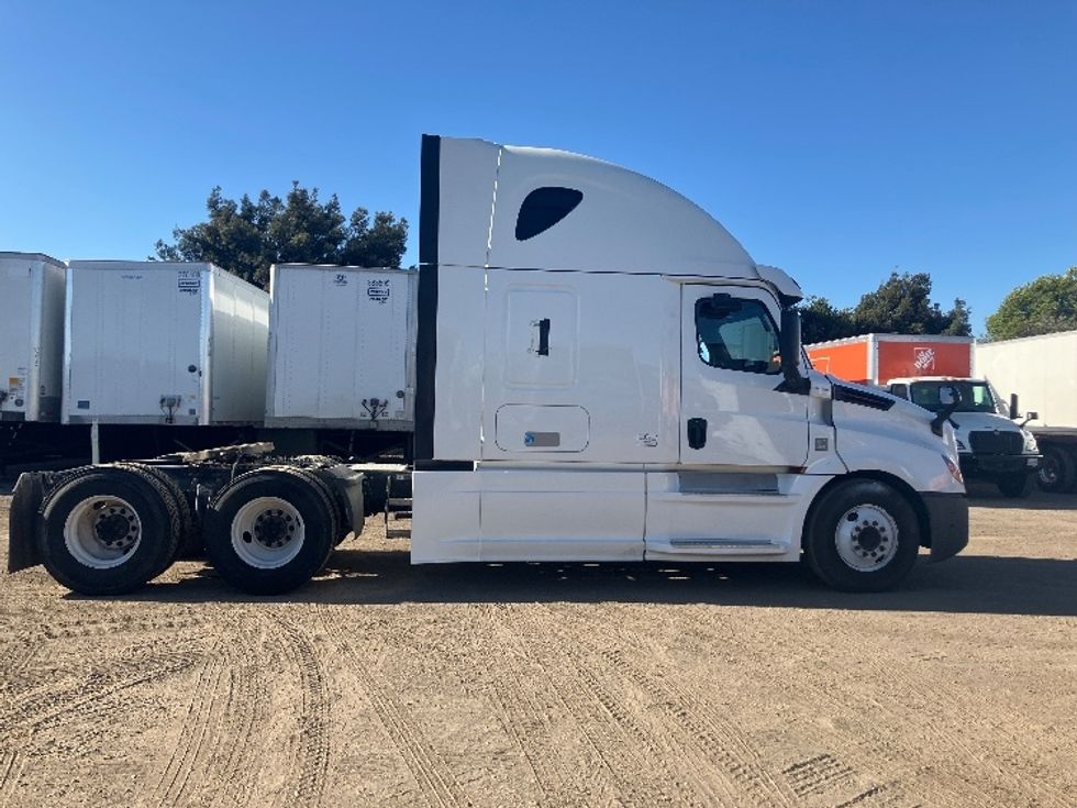 Sleeper Tractor-Heavy Duty Tractors-Freightliner-2020-T12664ST-Fontana-CA-847,300\n\t\tmiles-$ 40,000 - Image 8