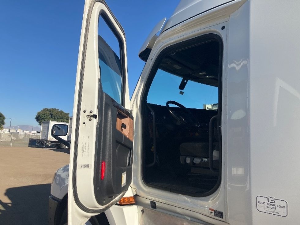 Sleeper Tractor-Heavy Duty Tractors-Freightliner-2020-T12664ST-Fontana-CA-847,300\n\t\tmiles-$ 40,000 - Image 9
