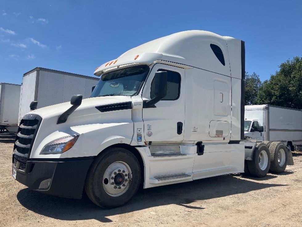 Sleeper Tractor-Heavy Duty Tractors-Freightliner-2020-T12664ST-Fontana-CA-857,627\n\t\tmiles-$ 40,500 - Image 1