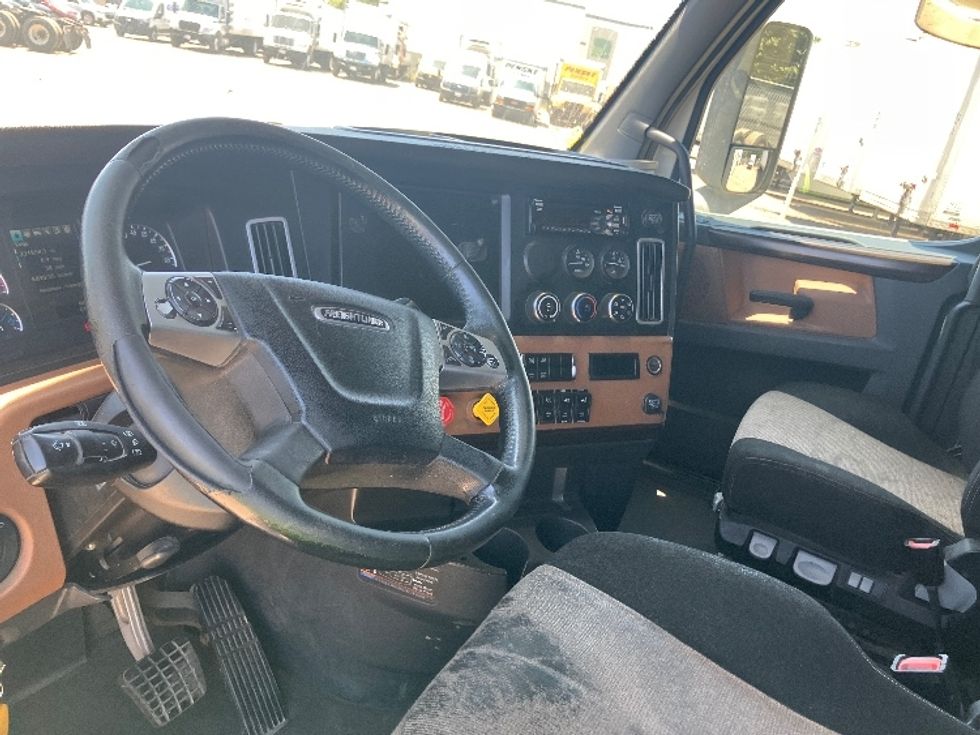 Sleeper Tractor-Heavy Duty Tractors-Freightliner-2020-T12664ST-Fontana-CA-857,627\n\t\tmiles-$ 40,500 - Image 10