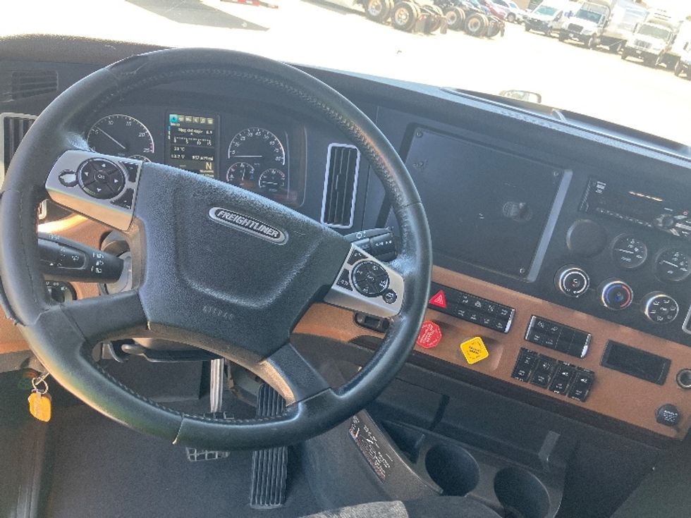 Sleeper Tractor-Heavy Duty Tractors-Freightliner-2020-T12664ST-Fontana-CA-857,627\n\t\tmiles-$ 40,500 - Image 11