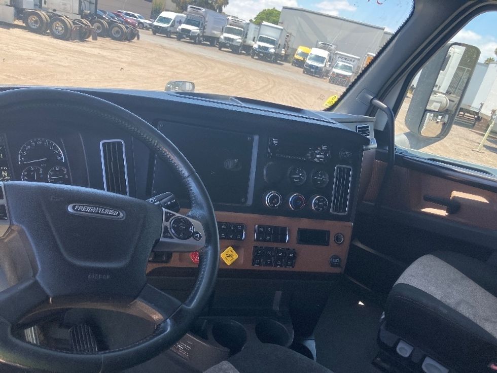 Sleeper Tractor-Heavy Duty Tractors-Freightliner-2020-T12664ST-Fontana-CA-857,627\n\t\tmiles-$ 40,500 - Image 12