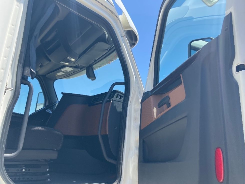 Sleeper Tractor-Heavy Duty Tractors-Freightliner-2020-T12664ST-Fontana-CA-857,627\n\t\tmiles-$ 40,500 - Image 13