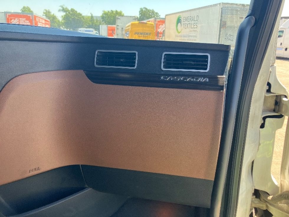 Sleeper Tractor-Heavy Duty Tractors-Freightliner-2020-T12664ST-Fontana-CA-857,627\n\t\tmiles-$ 40,500 - Image 14