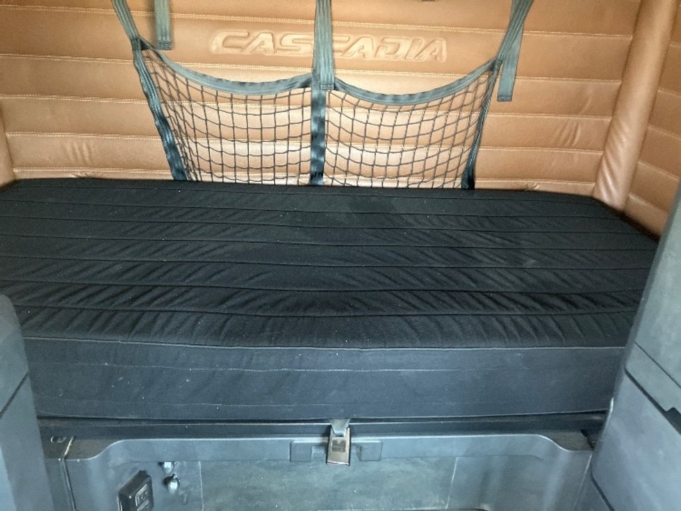 Sleeper Tractor-Heavy Duty Tractors-Freightliner-2020-T12664ST-Fontana-CA-857,627\n\t\tmiles-$ 40,500 - Image 16