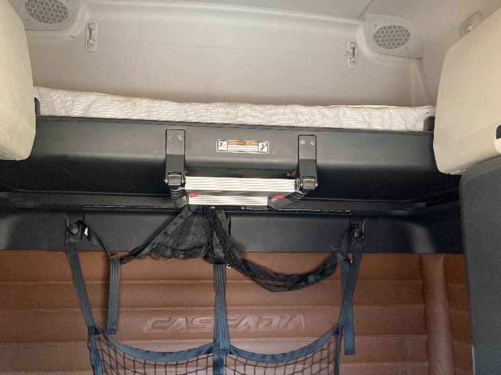 Sleeper Tractor-Heavy Duty Tractors-Freightliner-2020-T12664ST-Fontana-CA-857,627\n\t\tmiles-$ 40,500 - Image 17