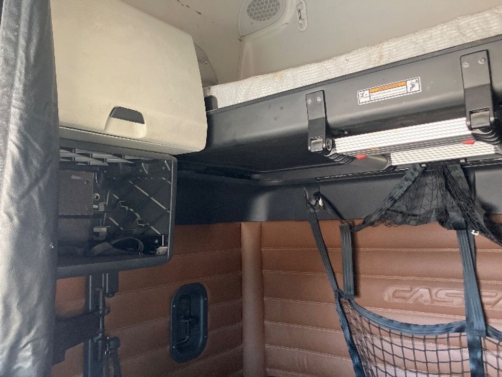 Sleeper Tractor-Heavy Duty Tractors-Freightliner-2020-T12664ST-Fontana-CA-857,627\n\t\tmiles-$ 40,500 - Image 18