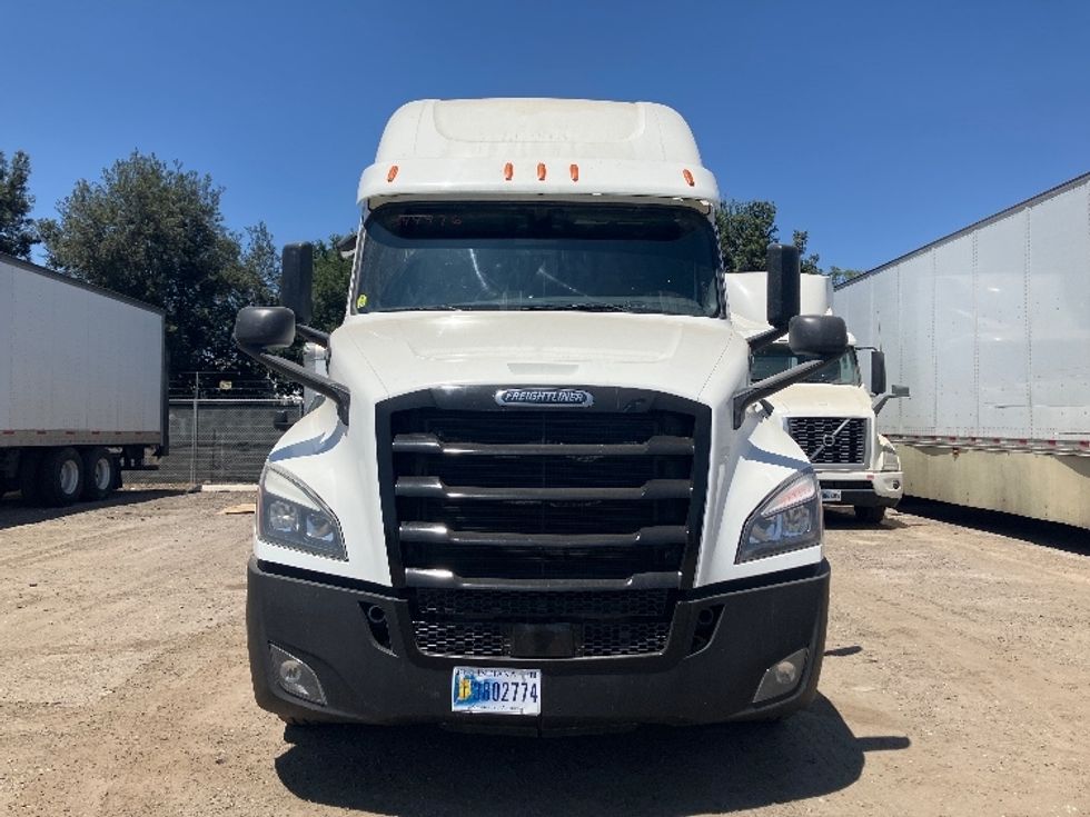 Sleeper Tractor-Heavy Duty Tractors-Freightliner-2020-T12664ST-Fontana-CA-857,627\n\t\tmiles-$ 40,500 - Image 2