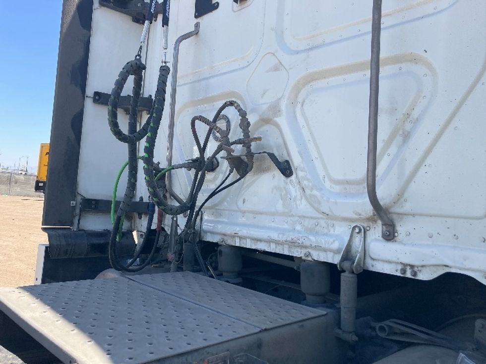 Sleeper Tractor-Heavy Duty Tractors-Freightliner-2020-T12664ST-Fontana-CA-857,627\n\t\tmiles-$ 40,500 - Image 23
