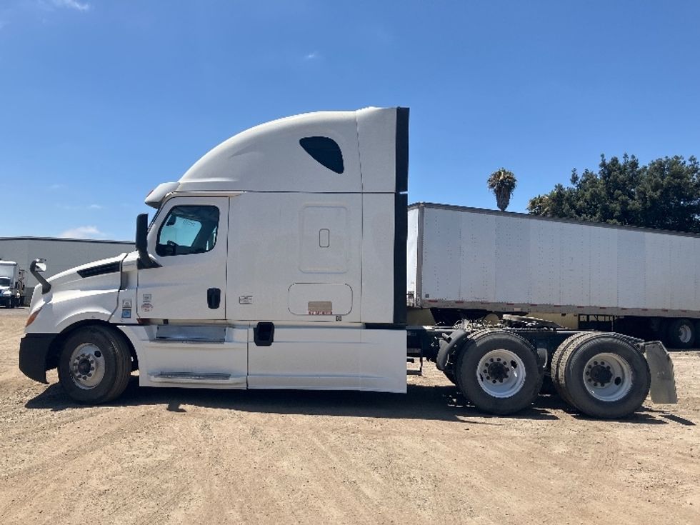 Sleeper Tractor-Heavy Duty Tractors-Freightliner-2020-T12664ST-Fontana-CA-857,627\n\t\tmiles-$ 40,500 - Image 4