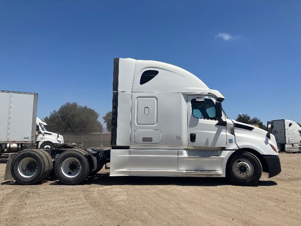 Sleeper Tractor-Heavy Duty Tractors-Freightliner-2020-T12664ST-Fontana-CA-857,627\n\t\tmiles-$ 40,500 - Image 8