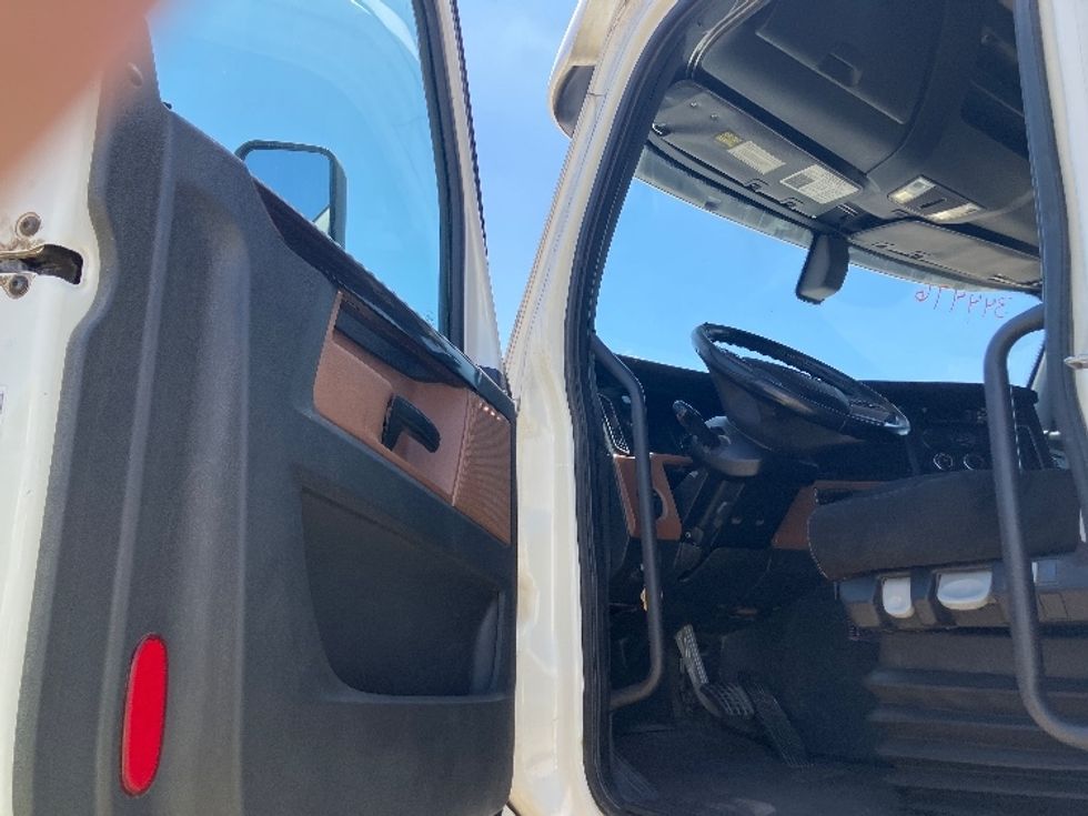 Sleeper Tractor-Heavy Duty Tractors-Freightliner-2020-T12664ST-Fontana-CA-857,627\n\t\tmiles-$ 40,500 - Image 9