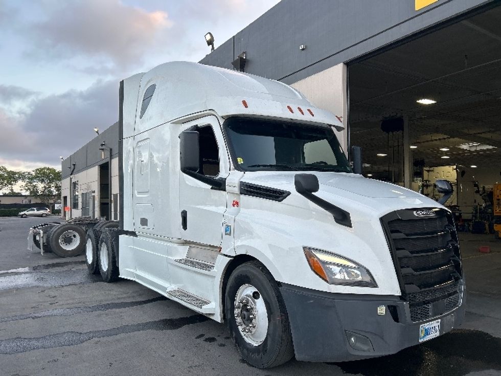 Sleeper Tractor-Heavy Duty Tractors-Freightliner-2020-T12664ST-Fontana-CA-860,328\n\t\tmiles-$ 38,750 - Image 1