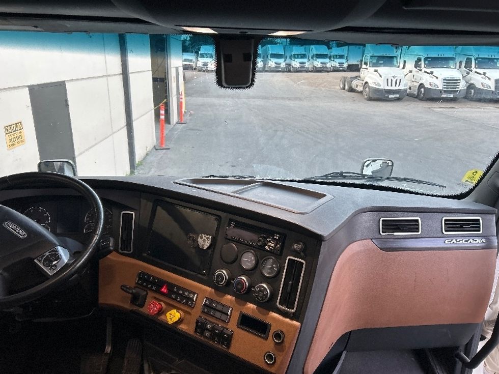 Sleeper Tractor-Heavy Duty Tractors-Freightliner-2020-T12664ST-Fontana-CA-860,328\n\t\tmiles-$ 38,750 - Image 11