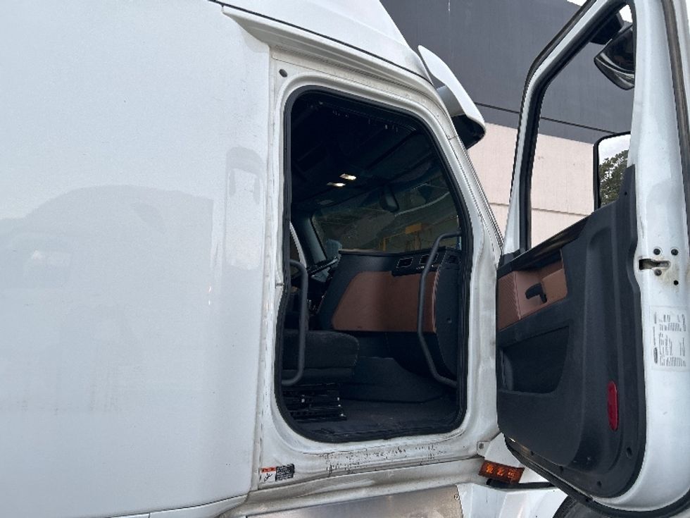 Sleeper Tractor-Heavy Duty Tractors-Freightliner-2020-T12664ST-Fontana-CA-860,328\n\t\tmiles-$ 38,750 - Image 12