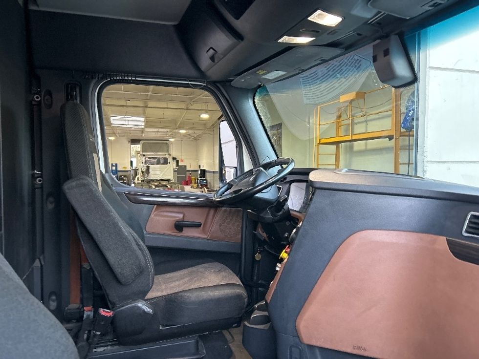 Sleeper Tractor-Heavy Duty Tractors-Freightliner-2020-T12664ST-Fontana-CA-860,328\n\t\tmiles-$ 38,750 - Image 14