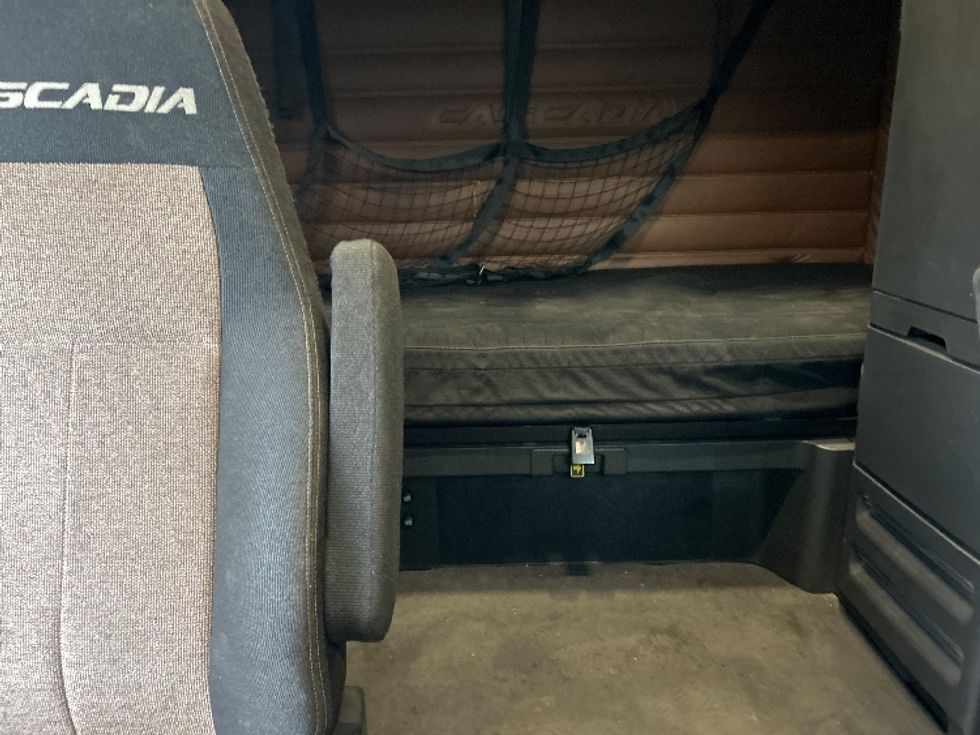 Sleeper Tractor-Heavy Duty Tractors-Freightliner-2020-T12664ST-Fontana-CA-860,328\n\t\tmiles-$ 38,750 - Image 16