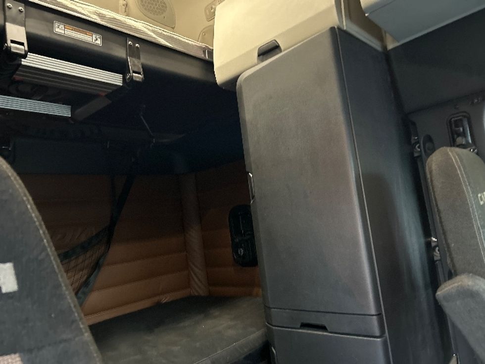 Sleeper Tractor-Heavy Duty Tractors-Freightliner-2020-T12664ST-Fontana-CA-860,328\n\t\tmiles-$ 38,750 - Image 17