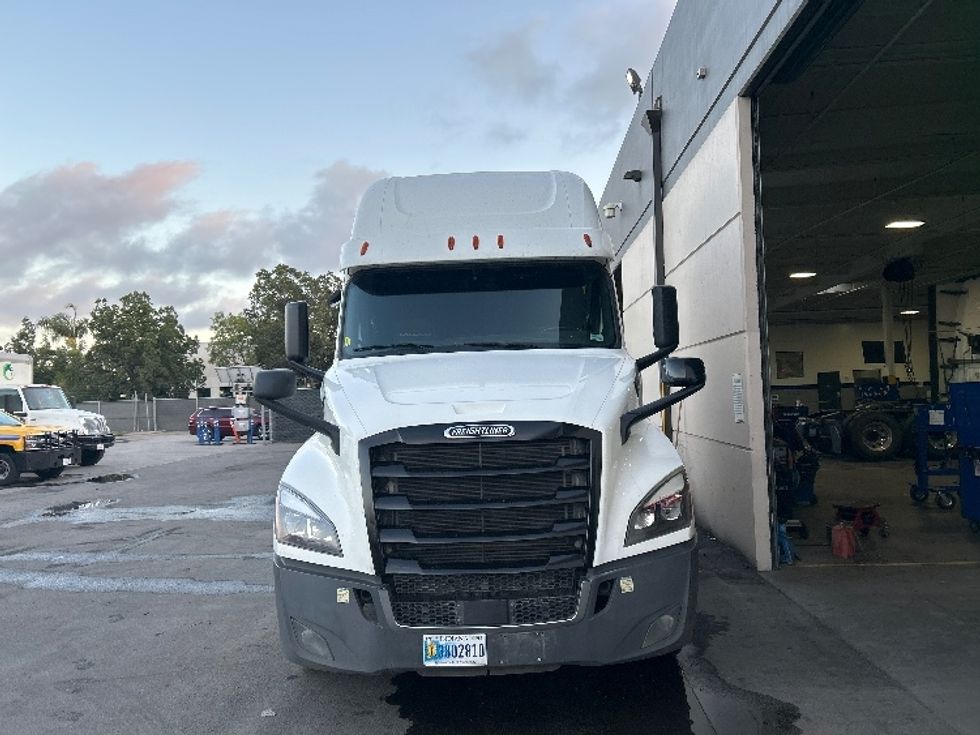 Sleeper Tractor-Heavy Duty Tractors-Freightliner-2020-T12664ST-Fontana-CA-860,328\n\t\tmiles-$ 38,750 - Image 2