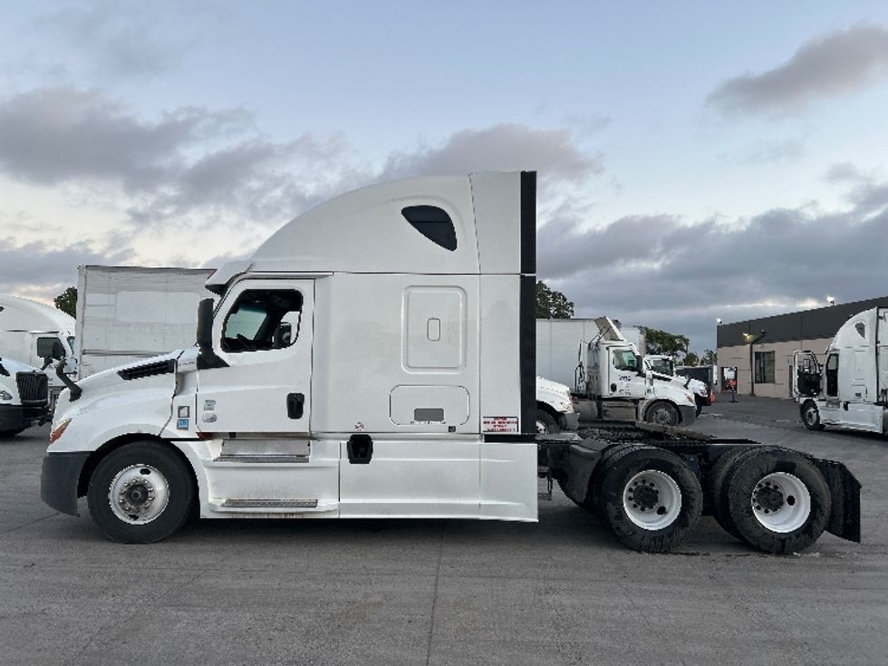 Sleeper Tractor-Heavy Duty Tractors-Freightliner-2020-T12664ST-Fontana-CA-860,328\n\t\tmiles-$ 38,750 - Image 4