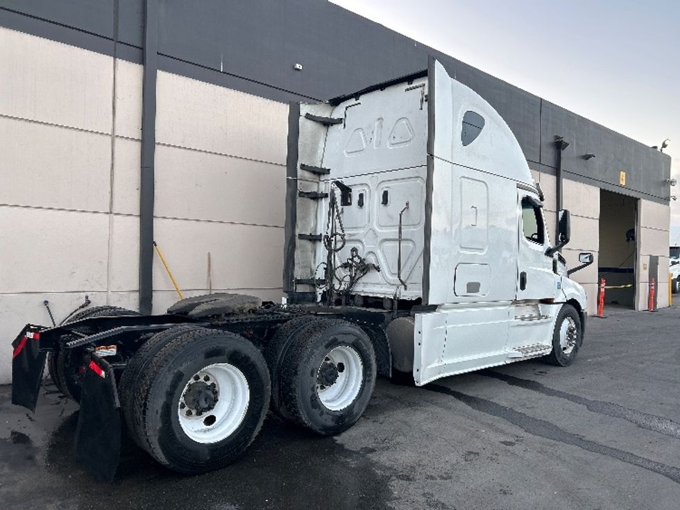 Sleeper Tractor-Heavy Duty Tractors-Freightliner-2020-T12664ST-Fontana-CA-860,328\n\t\tmiles-$ 38,750 - Image 6