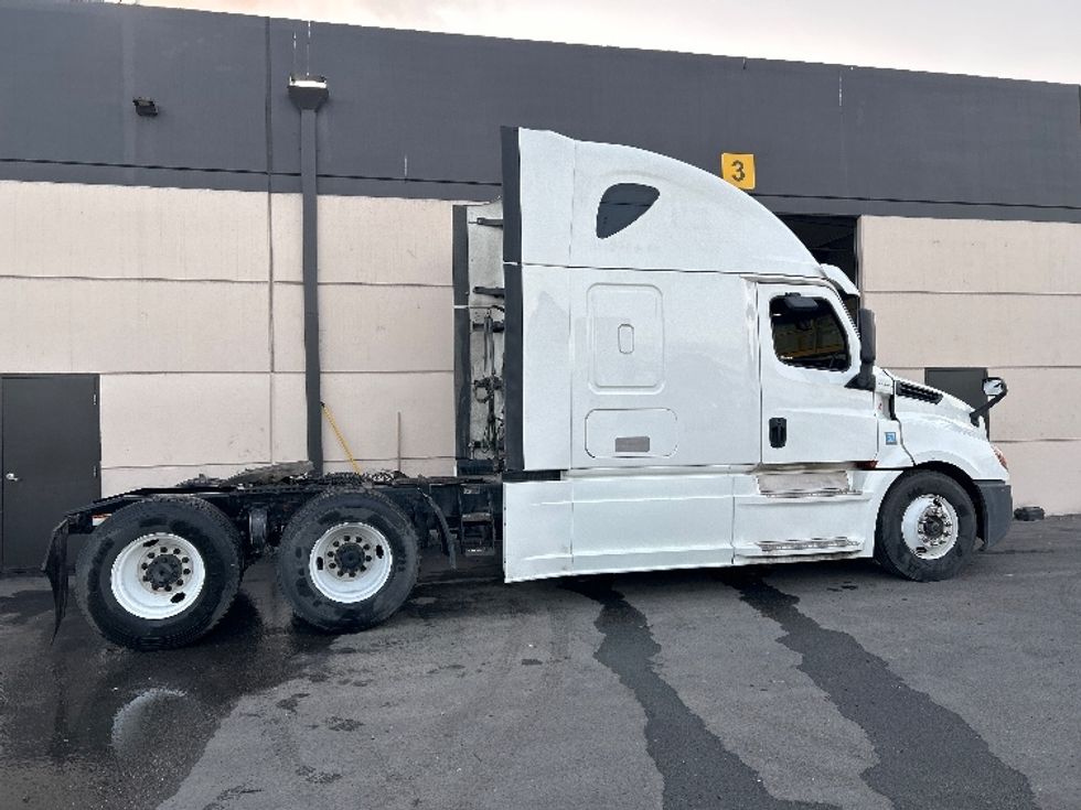 Sleeper Tractor-Heavy Duty Tractors-Freightliner-2020-T12664ST-Fontana-CA-860,328\n\t\tmiles-$ 38,750 - Image 7