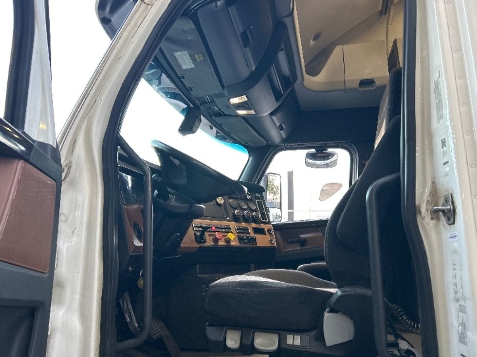 Sleeper Tractor-Heavy Duty Tractors-Freightliner-2020-T12664ST-Fontana-CA-860,328\n\t\tmiles-$ 38,750 - Image 8