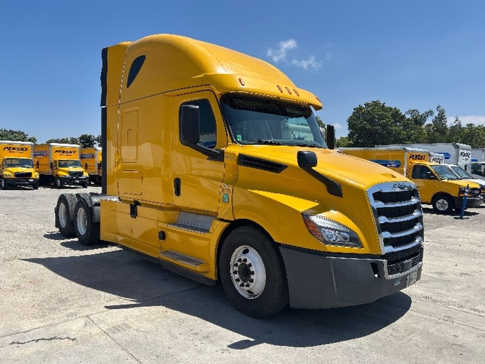 Sleeper Tractor-Heavy Duty Tractors-Freightliner-2020-T12664ST-Fontana-CA-866,072\n\t\tmiles-$ 33,000 - Image 1