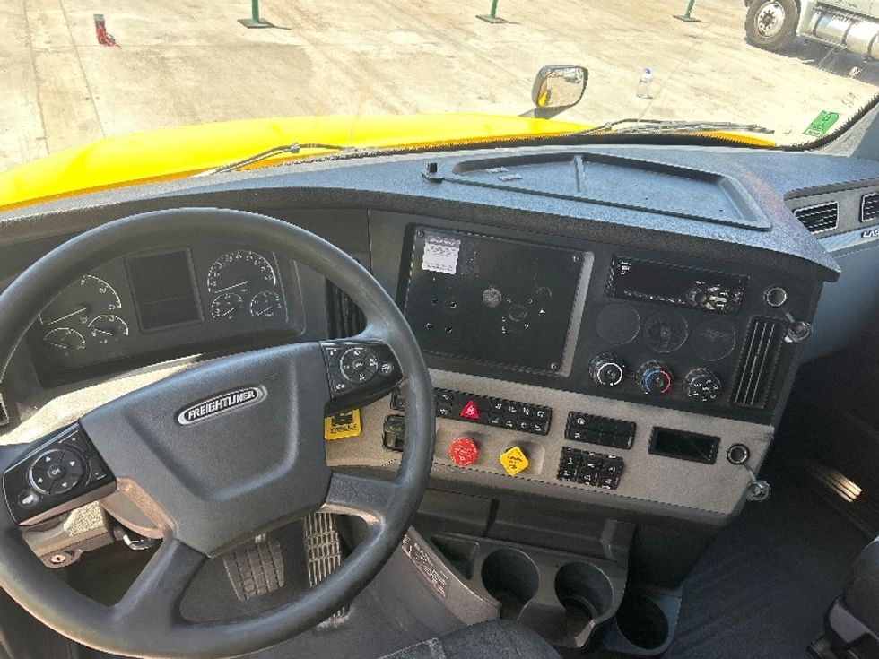 Sleeper Tractor-Heavy Duty Tractors-Freightliner-2020-T12664ST-Fontana-CA-866,072\n\t\tmiles-$ 33,000 - Image 11