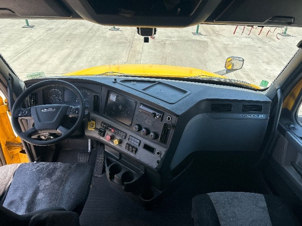 Sleeper Tractor-Heavy Duty Tractors-Freightliner-2020-T12664ST-Fontana-CA-866,072\n\t\tmiles-$ 33,000 - Image 12