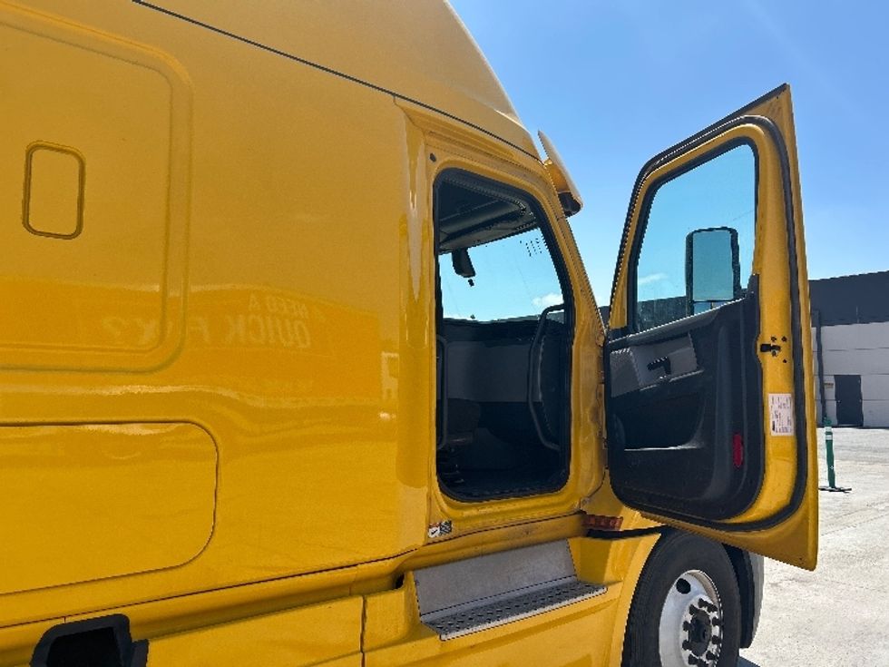 Sleeper Tractor-Heavy Duty Tractors-Freightliner-2020-T12664ST-Fontana-CA-866,072\n\t\tmiles-$ 33,000 - Image 13