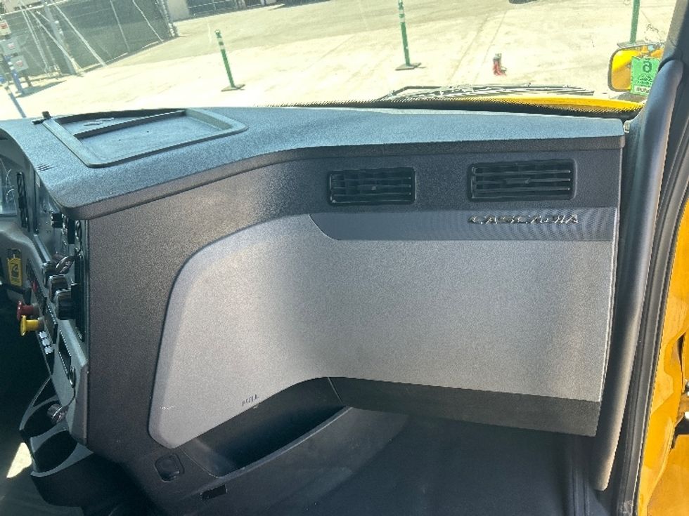 Sleeper Tractor-Heavy Duty Tractors-Freightliner-2020-T12664ST-Fontana-CA-866,072\n\t\tmiles-$ 33,000 - Image 14