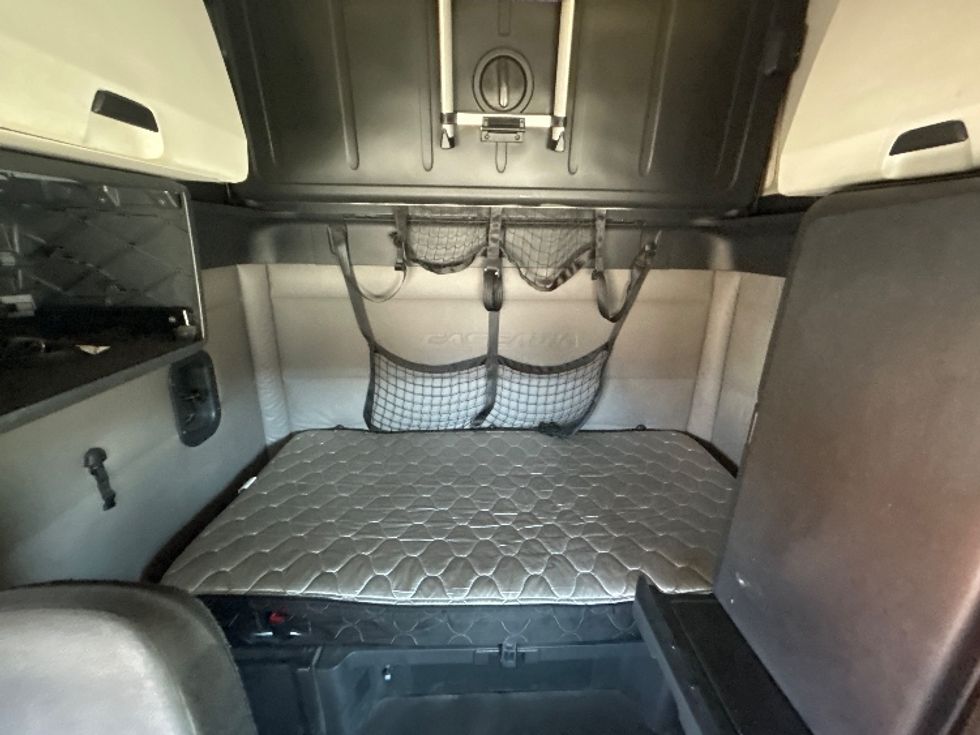 Sleeper Tractor-Heavy Duty Tractors-Freightliner-2020-T12664ST-Fontana-CA-866,072\n\t\tmiles-$ 33,000 - Image 16