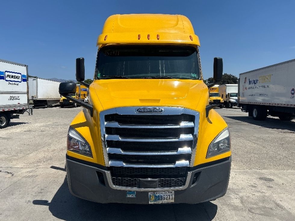 Sleeper Tractor-Heavy Duty Tractors-Freightliner-2020-T12664ST-Fontana-CA-866,072\n\t\tmiles-$ 33,000 - Image 2